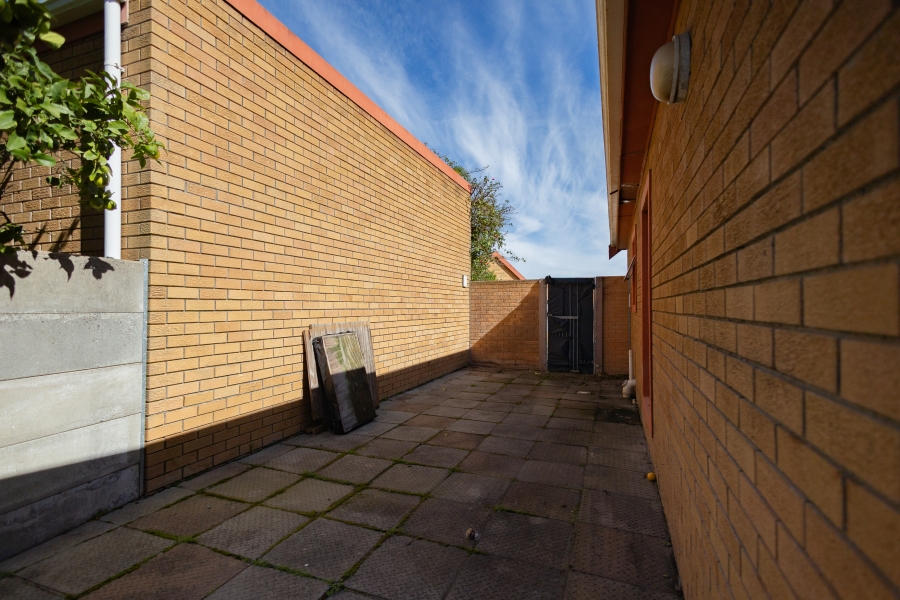 3 Bedroom Property for Sale in Uitzicht Western Cape